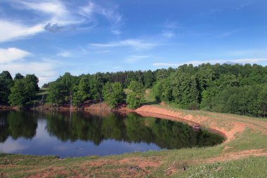 Köydeki gölet boyunca yürü.