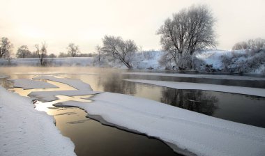 Nehirde kış günü Zai-ice sürükleniyor.