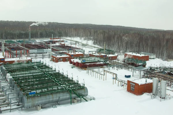 Zimní Průmyslová Rafinérie Krajinného Oleje Lese — Stock fotografie