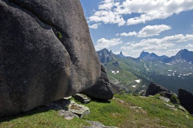 Güneşli bir yaz gününde Ergaki Batı Sayan 'daki Kaplumbağa Dağı manzarası.