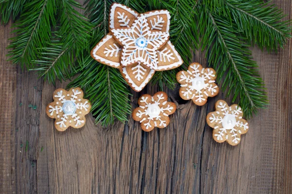 Närbild Stilleben Gran Grenar Och Pepparkakor Med Mönster Magiska Julen — Stockfoto