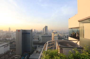 BANGKOK, THAILAND - 15 Aralık 2015: Bangkok üzerinde güzel sisli gün batımı, 15 Aralık 2015 'te Bangkok, Tayland' da gökdelenden manzara.