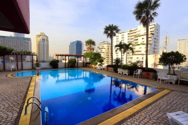 BANGKOK, THAILAND - 15 Aralık 2015: 15 Aralık 2015 'te Bangkok, Tayland' da yüzme havuzu olan güzel, rahat, modern bir otel