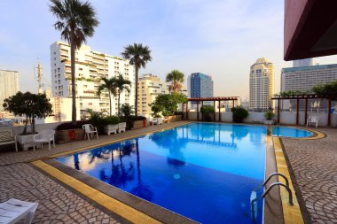 BANGKOK, THAILAND - 15 Aralık 2015: 15 Aralık 2015 'te Bangkok, Tayland' da yüzme havuzu olan güzel, rahat, modern bir otel