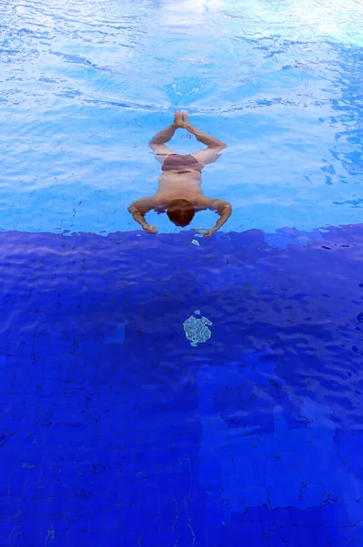 Nadador Aislamiento Bajo Agua Piscina Limpia Clara —  Fotos de Stock