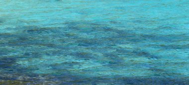 Güneşli bir günde Tayland açıklarında deniz manzaralı kayalık kıyı ve mavi su