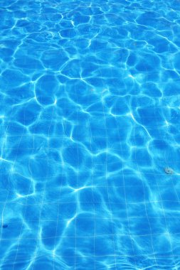 Güneş ışığının yansımalarıyla göl suyu izolasyonu. 