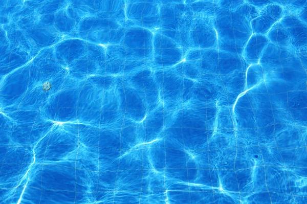 Isolamento Acqua Azzurra Piscina All Aperto Con Riflessi Luce Solare — Foto Stock