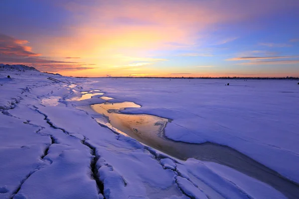 Paesaggio Invernale Tramonto Sul Ghiaccio Del Fiume Città All Orizzonte — Foto Stock