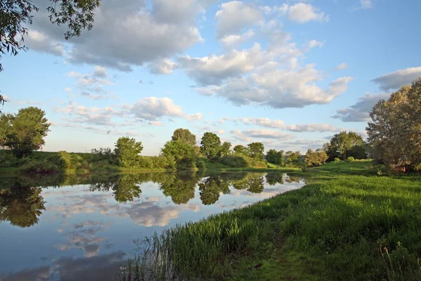 水面に映る川や雲の早朝の夏の風景 — ストック写真