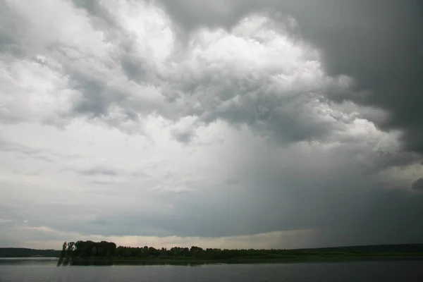 Letni Krajobraz Dramatyczne Chmury Nad Rzeką Przed Burzą — Zdjęcie stockowe