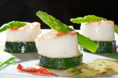 Kabaklı beyaz tabak ve kuşkonmaz. Koyu arkaplanda güzel dekore edilmiş stüdyo.