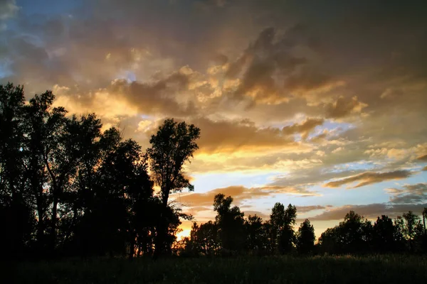 Verão Paisagem Nuvens Dramáticas Sobre Prado Pôr Sol Arco Íris — Fotografia de Stock