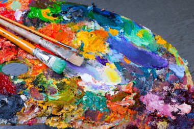 makro ressamın paleti, dokusu farklı renklerde ve doygunluk stüdyosunda karışık yağlı boya.