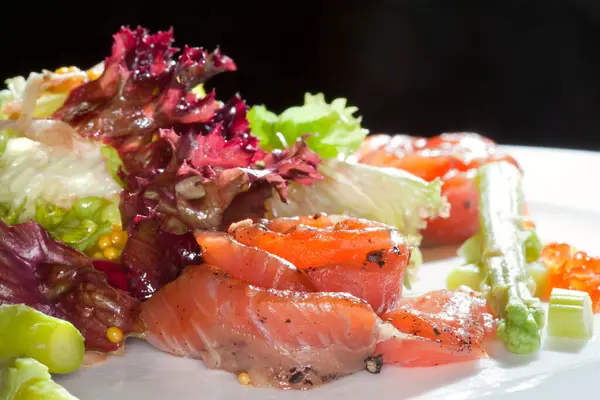 Close Salade Met Rode Vis Groenten Een Wit Bord Een — Stockfoto