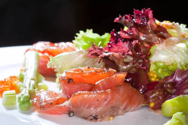 Close Salade Met Rode Vis Groenten Een Wit Bord Een — Stockfoto