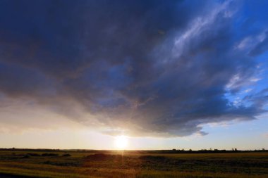 yaz manzara gündoğumu çayır ve dramatik bulutlar gökyüzü üzerinde yol üzerinde