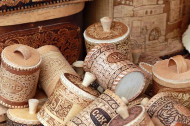 Makro birkaç tueskov huş ağacı kabuğu halk sanatları fuarında toplu ürünlerin depolanması için