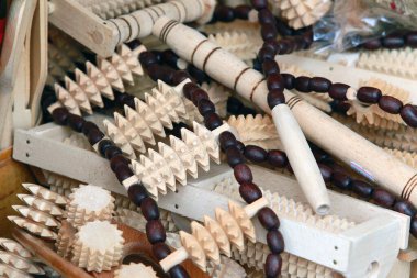 Yaya ve sırt için yakın çekim ahşap silindir masajı.