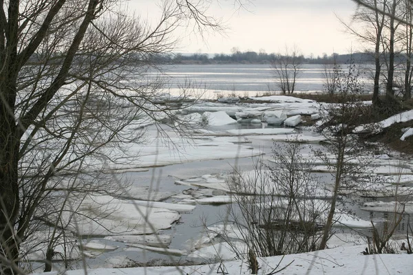 初春多云的日子里 河流上的风景 冰在飘扬 — 图库照片
