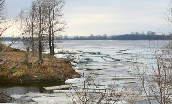 Paesaggio Ghiaccio Deriva Sul Fiume All Inizio Della Primavera Una — Foto Stock