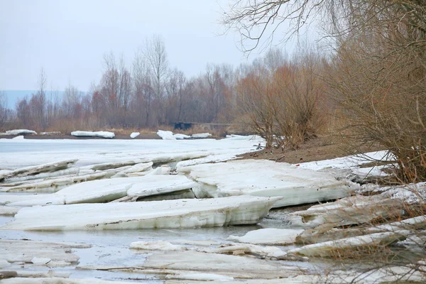 Peisaj Gheață Derivă Râu Începutul Primăverii Într Tulbure — Fotografie, imagine de stoc