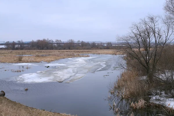 Paesaggio Ghiaccio Deriva Sul Fiume All Inizio Della Primavera Una — Foto Stock