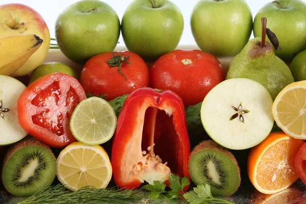 Närbild Diverse Mogna Frukter Och Grönsaker Spegel Yta Vit Bakgrund — Stockfoto