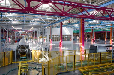 Çağdaş otomatikleştirilmiş otomotiv üretim hattının faaliyet sırasında içi