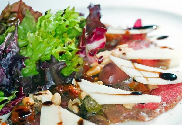 Primer Plano Hermosa Ensalada Apetitosa Plato Blanco Sobre Fondo Oscuro — Foto de Stock