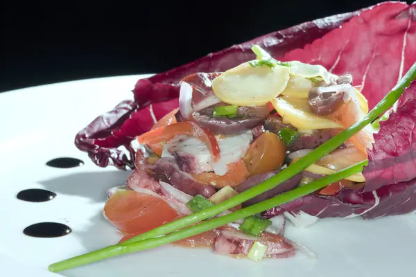 Macro Prachtig Aangelegd Salade Een Witte Plaat Versierd Met Groenten — Stockfoto