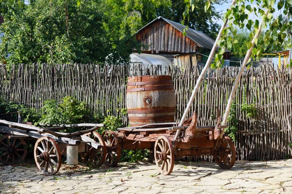 Gros Plan Vieux Tonneau Bois Avec Des Anneaux Métal Rouillé — Photo