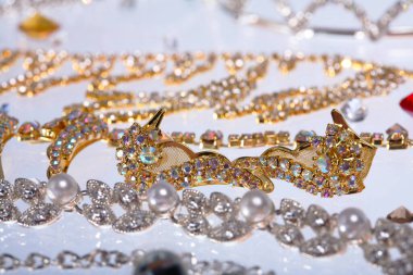 Makro zarif çeşitli mücevherler, kolyeler ve küpeler. Beyaz arka plan stüdyosunda renkli taşlar.