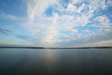 güzel yaz manzarası güzel gün batımı nehir üzerinde, güzel bulutlar ve ağaçlar kıyıda.