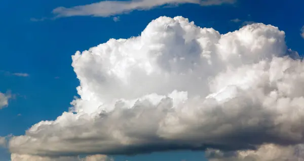 Isolerad Närbild Vita Fluffiga Moln Klarblå Himmel Solig Sommardag — Stockfoto