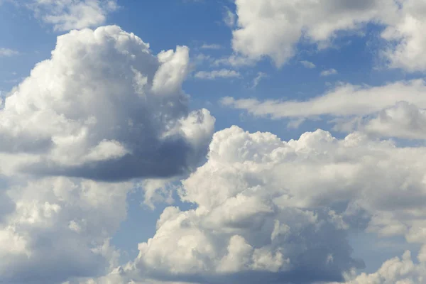 夏日晴空万里 白色蓬松的云朵在明亮的蓝天上孤零零的特写 — 图库照片