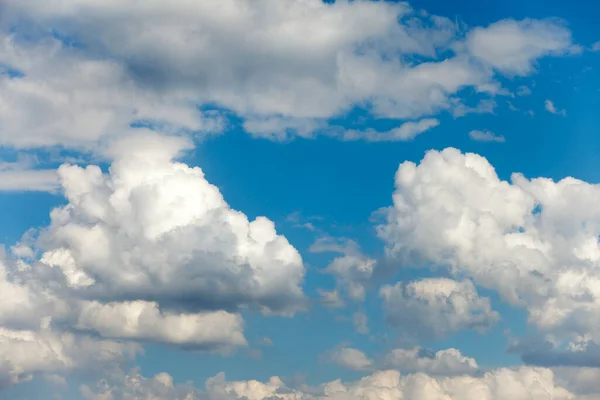 Aislado Primer Plano Nubes Esponjosas Blancas Cielo Azul Brillante Día — Foto de Stock