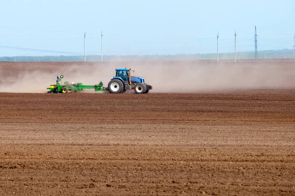 Frühling Landschaft Traktor Pflügt Endlose Feld Gegen Den Blauen Himmel — Stockfoto