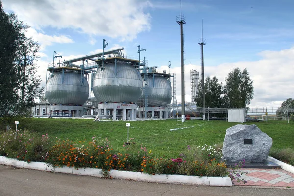 Pompe Olio Industriali Cisterna Prato Verde Estivo Una Giornata Sole — Foto Stock