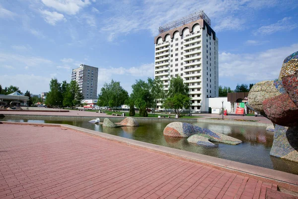 Primavera Paisagem Urbana Entusiastas Boulevard Com Fontes Esculturas Canteiros Flores — Fotografia de Stock