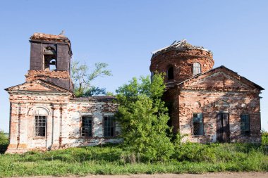 Güneşli bir bahar gününde harap olmuş eski bir tuğla tapınağının dışında.
