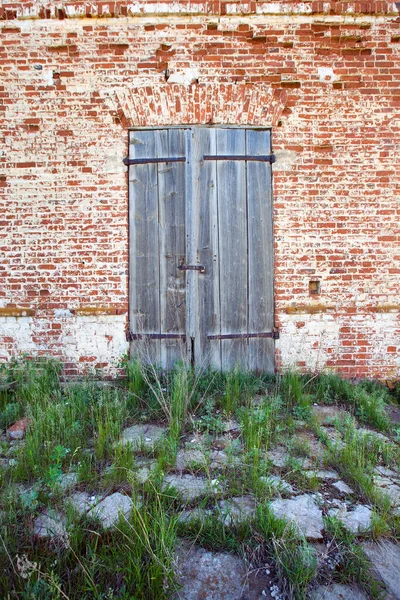 Close Κλειστές Πόρτες Παλιά Κατεστραμμένη Εκκλησία Μια Ηλιόλουστη Ανοιξιάτικη Μέρα — Φωτογραφία Αρχείου