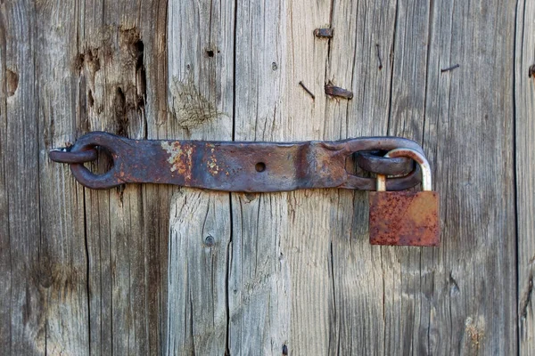 木门上一把生锈的旧挂锁的特写 — 图库照片