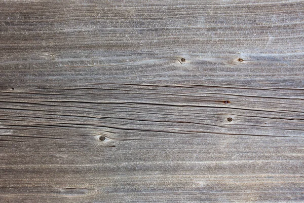 太陽の下で亀裂と乾燥した古い塗装されていない木材のマクロテクスチャ — ストック写真