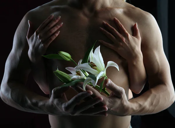 Close White Lily Hands Background Naked Torso Dark Background Studio — Stock Photo, Image