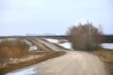 Kötü yolların, çamurun ve karın mevsimi ilkbaharın başlarında erir.