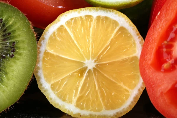 Primer Plano Estudio Surtido Frutas Verduras Maduras Cortadas —  Fotos de Stock