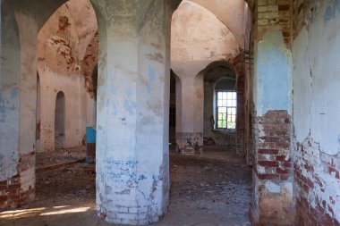Güneşli bir bahar gününde harap olmuş eski bir tuğla tapınağının içinde