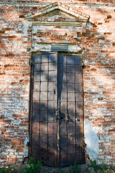 Fechar Portas Fechadas Igreja Arruinada Velha Dia Ensolarado Mola — Fotografia de Stock