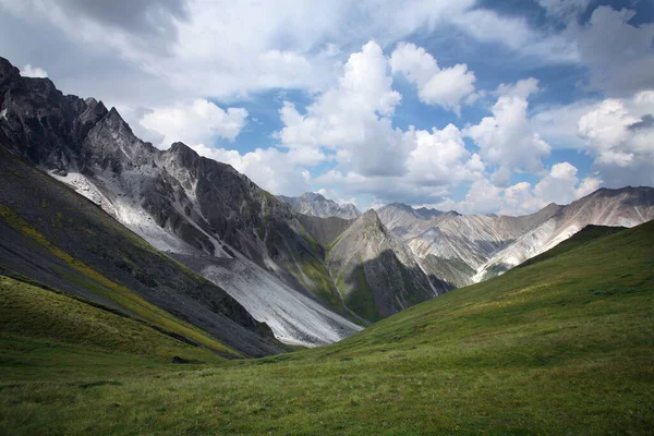 Güzel yaz dağları uçurumları ve mavi gökyüzünde harika bulutlar. 